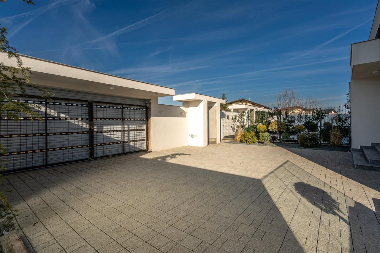 CERNICA,VILA INDIVIDUALA LIPITA,5 CAMERE,453 MP,TEREN 587 MP,PISCINA,DESCHIDERE LAC