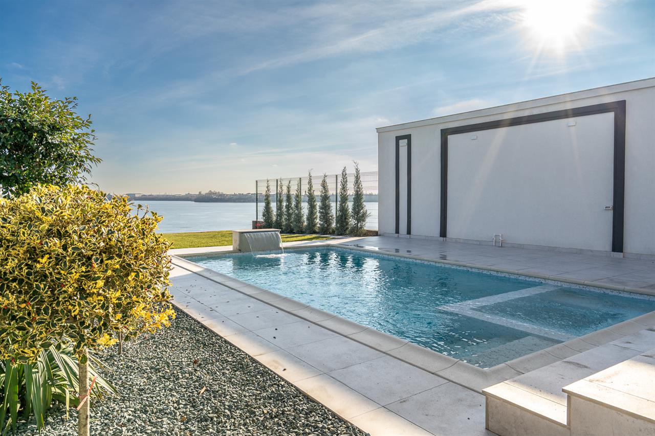 CERNICA,VILA INDIVIDUALA LIPITA,5 CAMERE,453 MP,TEREN 587 MP,PISCINA,DESCHIDERE LAC