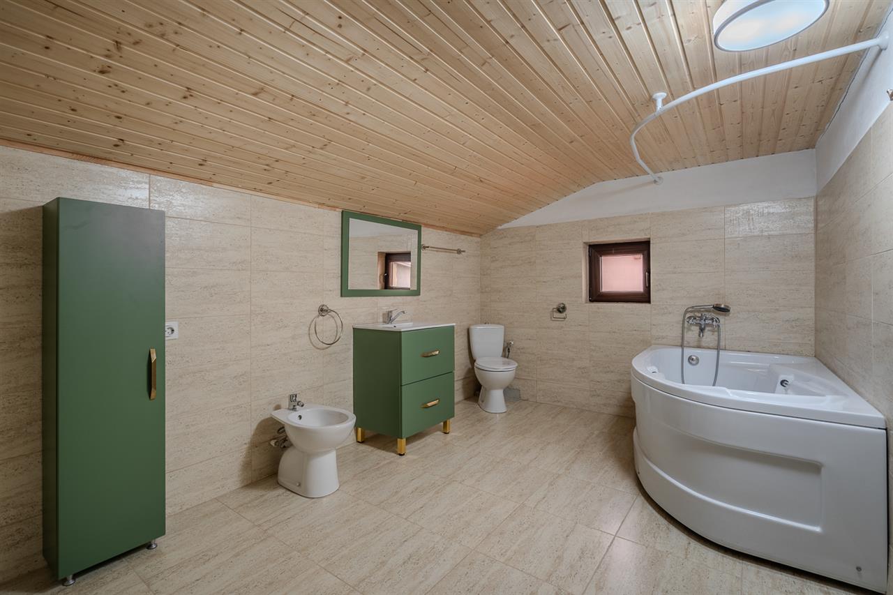 PROGRESUL GIURGIULUI,VILA INDIVIDUALA,5 CAMERE,221 MP,TEREN 379 MP