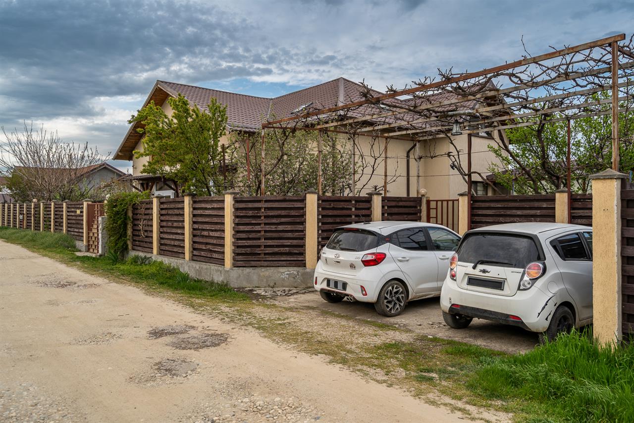 DOMNESTI,VILA INDIVIDUALA,4 CAMERE,258 MP,TEREN 700 MP,AN 2017