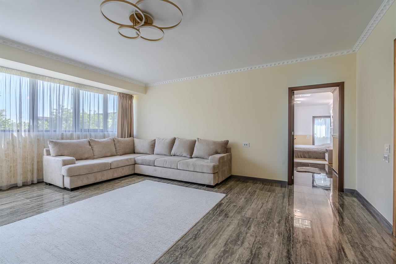 PIPERA  EROU IANCU NICOLAE,VILA ,9 CAMERE,504 MP MP,TEREN 800 MP,PISCINA