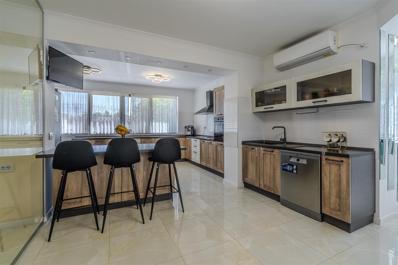 PIPERA  EROU IANCU NICOLAE,VILA ,9 CAMERE,504 MP MP,TEREN 800 MP,PISCINA