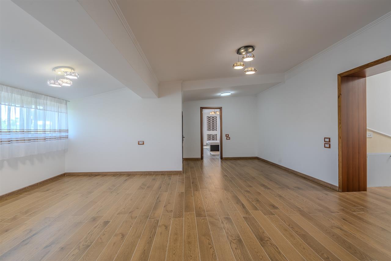 PIPERA  EROU IANCU NICOLAE,VILA ,9 CAMERE,504 MP MP,TEREN 800 MP,PISCINA