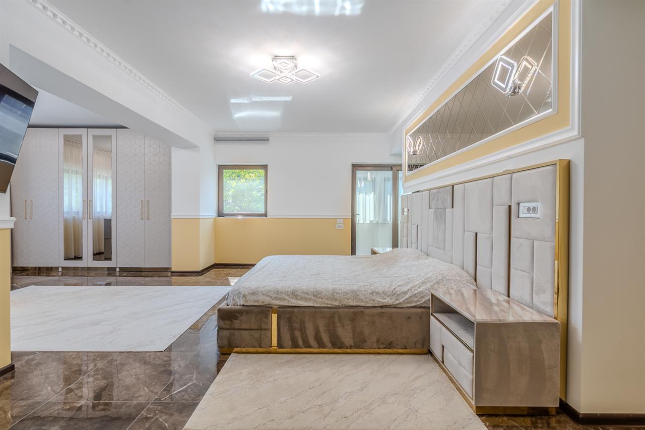 PIPERA  EROU IANCU NICOLAE,VILA ,9 CAMERE,504 MP MP,TEREN 800 MP,PISCINA